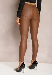 Renee - Brązowe Spodnie Skinny z Imitacji Skóry Marbla. Kolor: brązowy. Materiał: skóra