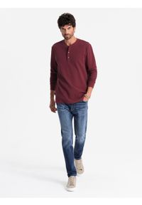 Ombre Clothing - Zapinany pod szyją longsleeve męski z dzianiny waflowej – bordowy V2 - Rozmiar: M. Okazja: na co dzień. Typ kołnierza: typu henley. Kolor: czerwony. Materiał: dzianina. Długość rękawa: długi rękaw. Długość: długie. Styl: casual