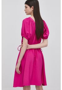 Silvian Heach sukienka kolor różowy mini rozkloszowana. Kolor: różowy. Materiał: tkanina. Długość rękawa: krótki rękaw. Typ sukienki: rozkloszowane. Długość: mini #5