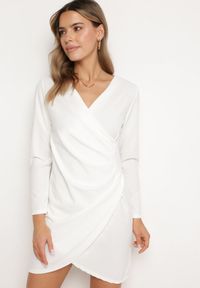 Born2be - Biała Sukienka Kopertowa z Ozdobnym Marszczeniem Ohildria. Kolor: biały. Typ sukienki: kopertowe. Styl: elegancki #5