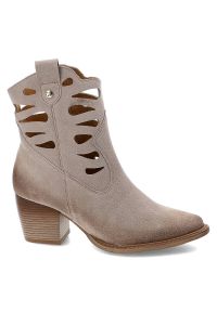 Beżowe Botki Maciejka Stylowe Kowbojki Damskie. Kolor: beżowy. Materiał: zamsz. Obcas: na obcasie. Styl: elegancki. Wysokość obcasa: średni #5