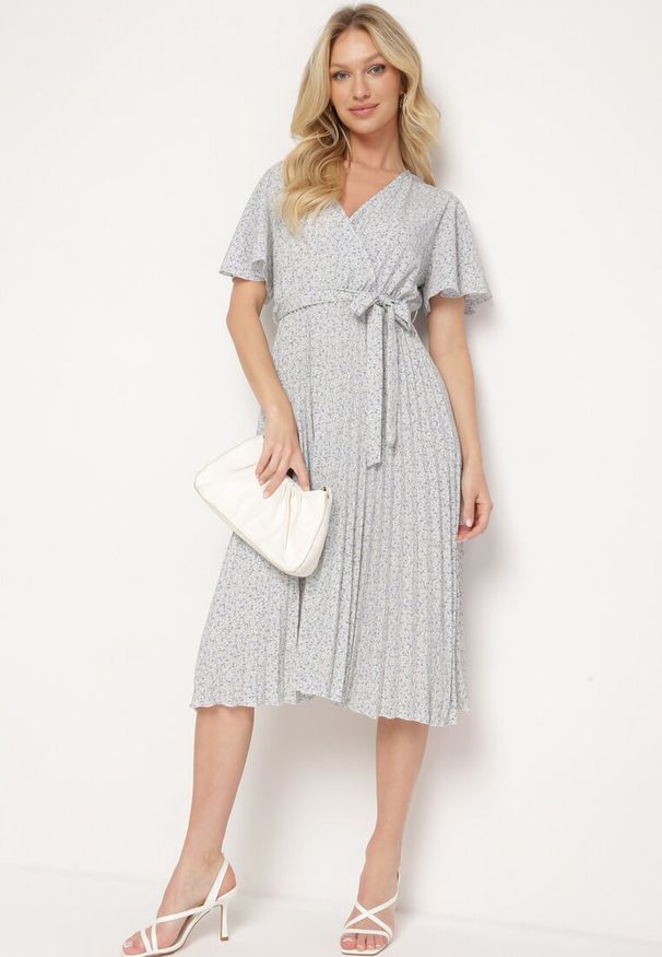 Born2be - Beżowo-Fioletowa Rozkloszowana Sukienka z Gumką w Pasie i Materiałowym Paskiem Prissa. Okazja: na co dzień. Typ kołnierza: dekolt w kształcie V. Kolor: beżowy. Materiał: materiał. Długość rękawa: krótki rękaw. Styl: casual, elegancki