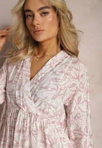 Renee - Różowo-Biała Kopertowa Sukienka Mini z Falbanką i Ozdobnym Printem Oletia. Kolor: różowy. Materiał: materiał. Długość rękawa: długi rękaw. Wzór: nadruk. Typ sukienki: kopertowe. Długość: mini #5