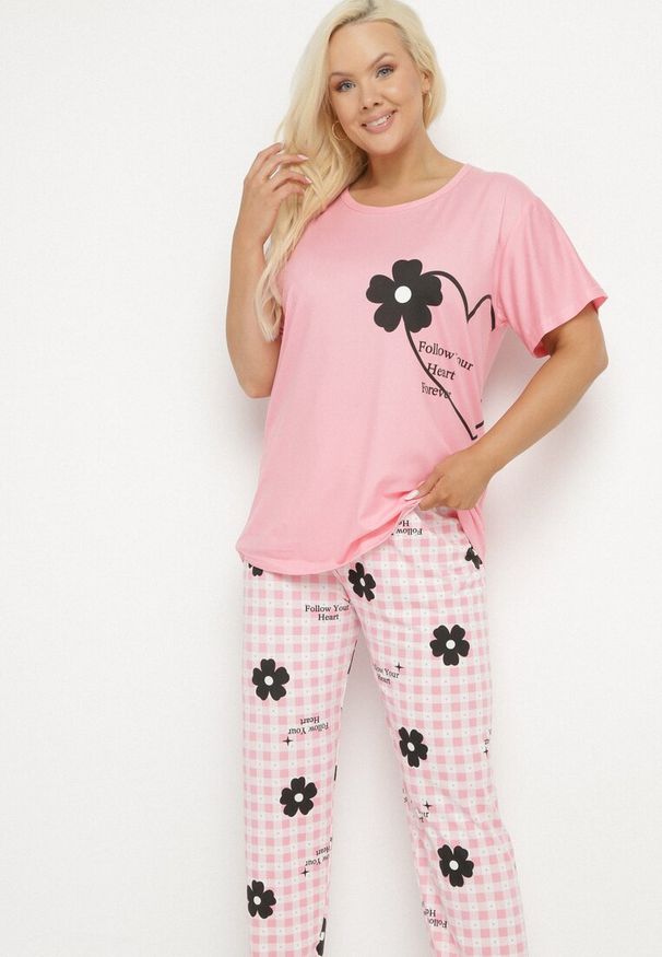 Born2be - Różowy Komplet Piżamowy z Motywem Kwiatowym Spodnie i T-shirt Milossa. Kolekcja: plus size. Kolor: różowy. Długość: krótkie. Wzór: kwiaty