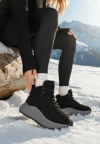 Born2be - Czarne Sneakersy Śniegowce Vices na Grubej Podeszwie Ozdobione Futerkiem i Napisem Nelinena. Okazja: na co dzień. Kolor: czarny. Materiał: futro. Wzór: napisy, aplikacja. Sport: golf #1