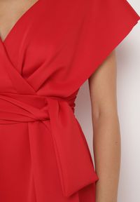 Born2be - Czerwona Rozkloszowana Sukienka Midi z Trójkątnym Dekoltem i Paskiem w Talii Tulika. Kolor: czerwony. Typ sukienki: kopertowe. Styl: elegancki. Długość: midi #4
