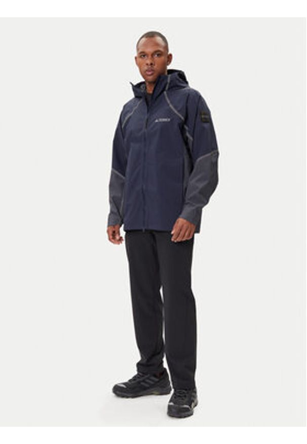 Adidas - adidas Kurtka przeciwdeszczowa Nat Geo Climaproof KC2343 Granatowy Loose Fit. Kolor: niebieski. Materiał: syntetyk. Technologia: ClimaProof (Adidas)