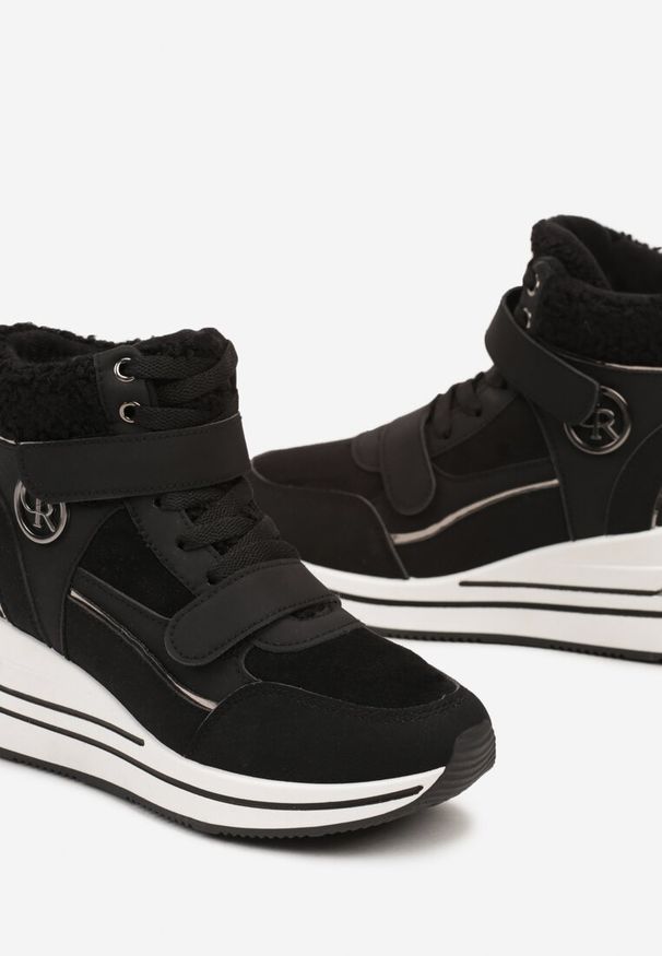 Renee - Czarne Sneakersy na Koturnie z Metalicznymi Wstawkami i Sztucznym Futerkiem Lerilanes. Nosek buta: okrągły. Zapięcie: sznurówki. Kolor: czarny. Materiał: futro. Obcas: na koturnie. Wysokość obcasa: średni