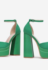 Renee - Zielone Sandały Lexi. Nosek buta: otwarty. Zapięcie: sprzączka. Kolor: zielony. Materiał: materiał. Sezon: lato. Obcas: na platformie