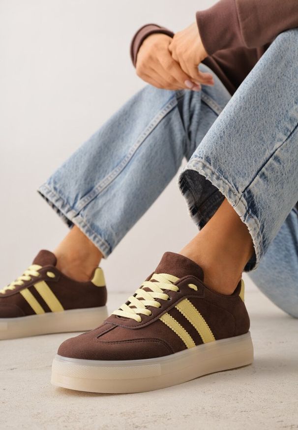 Renee - Ciemnobrązowe Sneakersy na Platformie w Stylu Tenisówek Ozdobione Paskami Ladia. Okazja: na co dzień. Zapięcie: pasek. Kolor: brązowy. Materiał: jeans. Wzór: aplikacja. Sezon: wiosna. Obcas: na platformie