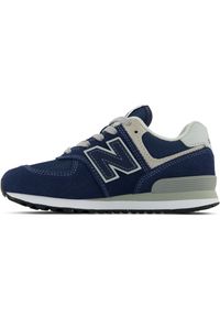 Buty dziecięce New Balance PC574EVN – granatowe. Okazja: na co dzień, na uczelnię. Kolor: niebieski. Materiał: syntetyk, materiał, zamsz, guma. Szerokość cholewki: normalna. Model: New Balance 574. Sport: turystyka piesza #3