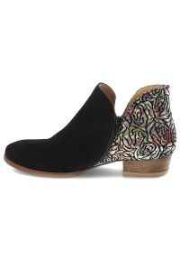 Czarne Botki Maciejka Eleganckie Obuwie Damskie. Okazja: na co dzień. Kolor: czarny. Materiał: zamsz, materiał. Wzór: kwiaty, aplikacja. Obcas: na obcasie. Styl: elegancki. Wysokość obcasa: niski