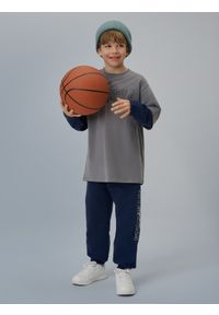 4f - 4F Longsleeve loose z nadrukiem chłopięcy - szary 158/164 (12-14 lat). Okazja: na co dzień. Kolor: szary. Materiał: bawełna, materiał. Długość rękawa: długi rękaw. Wzór: nadruk. Sezon: lato. Styl: casual #1