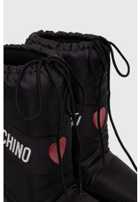 Love Moschino śniegowce SKIBOOT20 kolor czarny JA24032G0HISA000. Nosek buta: okrągły. Zapięcie: sznurówki. Kolor: czarny. Materiał: guma #4