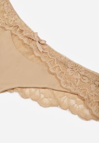 Born2be - Beżowe Majtki Typu Stringi z Koronką Nedareanes. Kolor: beżowy. Materiał: koronka. Wzór: koronka #2