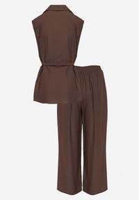 Renee - Ciemnobeżowy Letni Komplet Kamizelka z Paskiem i Ozdobnymi Guzikami i Szerokie Spodnie Sharieth. Kolor: beżowy #5