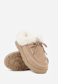 Renee - Ciemnobeżowe Śniegowce z Niską Cholewką Futerkiem i Ozdobnymi Przeszyciami Isaweda. Okazja: na spacer, na co dzień. Wysokość cholewki: przed kostkę. Kolor: beżowy. Materiał: futro. Szerokość cholewki: normalna. Styl: casual #4