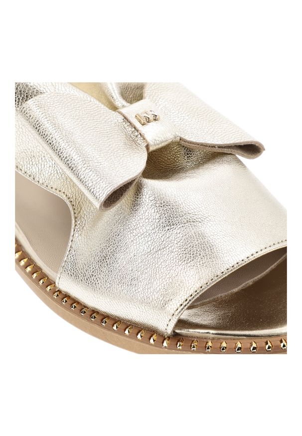 Złote Sandały Karino Stylowe Płaskie Obuwie Damskie. Okazja: na spacer, na imprezę. Zapięcie: pasek. Kolor: złoty. Materiał: skóra. Wzór: aplikacja. Sezon: lato. Obcas: na płaskiej podeszwie. Styl: elegancki