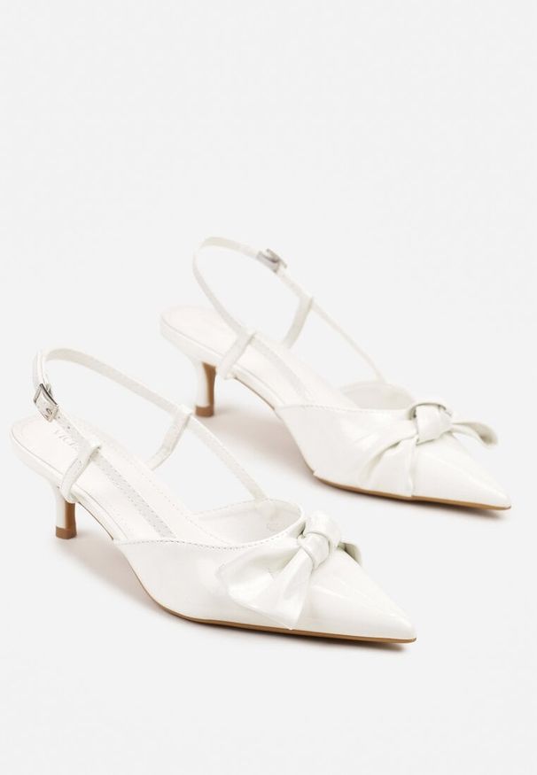 Renee - Białe Sandały Lakierowane Vices na Kaczuszce Typu Slingback z Kokardą Kovenna. Okazja: na co dzień. Zapięcie: sprzączka. Kolor: biały. Materiał: lakier. Obcas: na szpilce. Styl: klasyczny, elegancki, casual. Wysokość obcasa: średni