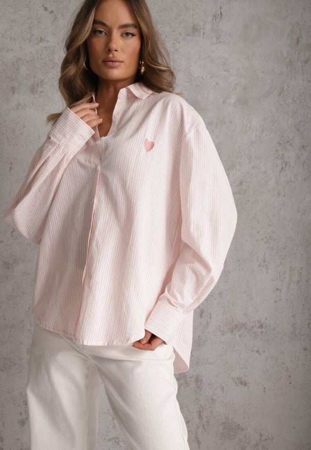 Renee - Różowa Koszula z Bawełną w Paski z Haftowaną Aplikacją Serca Sewrona. Okazja: na co dzień. Kolor: różowy. Materiał: bawełna. Wzór: aplikacja, haft, paski. Styl: casual, klasyczny