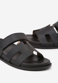 Born2be - Czarne Klapki z Geometrycznymi Paskami i Zapięciem na Rzep Saleniria. Okazja: na co dzień. Kolor: czarny. Wzór: geometria. Styl: boho, elegancki, casual #6