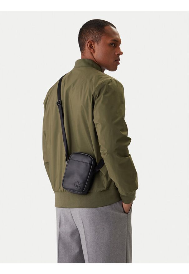 Calvin Klein Saszetka Bold Ck Slim Reporter LV04D3279G Czarny. Kolor: czarny. Materiał: skóra