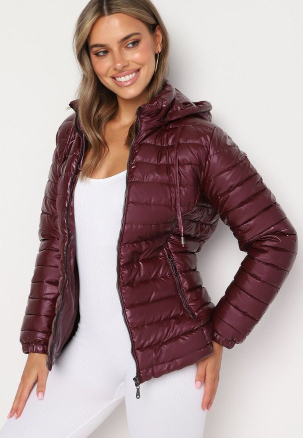 Born2be - Bordowa Pikowana Kurtka Wykończona Odpinanym Kapturem i Gumką przy Rękawach Mivisea. Okazja: na co dzień. Kolor: czerwony. Materiał: jeans. Styl: casual