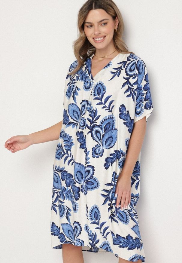 Born2be - Niebieska Sukienka z Lnem i Wiskozą Ozdobiona Cyrkoniami Sadelune. Okazja: na co dzień. Typ kołnierza: dekolt w serek. Kolor: niebieski. Materiał: wiskoza, len. Wzór: aplikacja. Styl: casual, klasyczny, elegancki