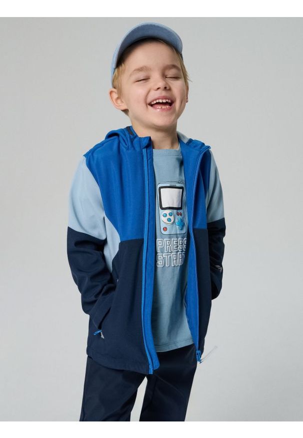 Sinsay - Kurtka softshell z kapturem - niebieski. Typ kołnierza: kaptur. Kolor: niebieski. Materiał: softshell