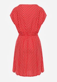 Renee - Czerwona Rozkloszowana Sukienka Retro z Wiskozy w Groszki Tetia. Kolor: czerwony. Materiał: wiskoza. Długość rękawa: krótki rękaw. Wzór: grochy. Typ sukienki: rozkloszowane. Styl: retro #7