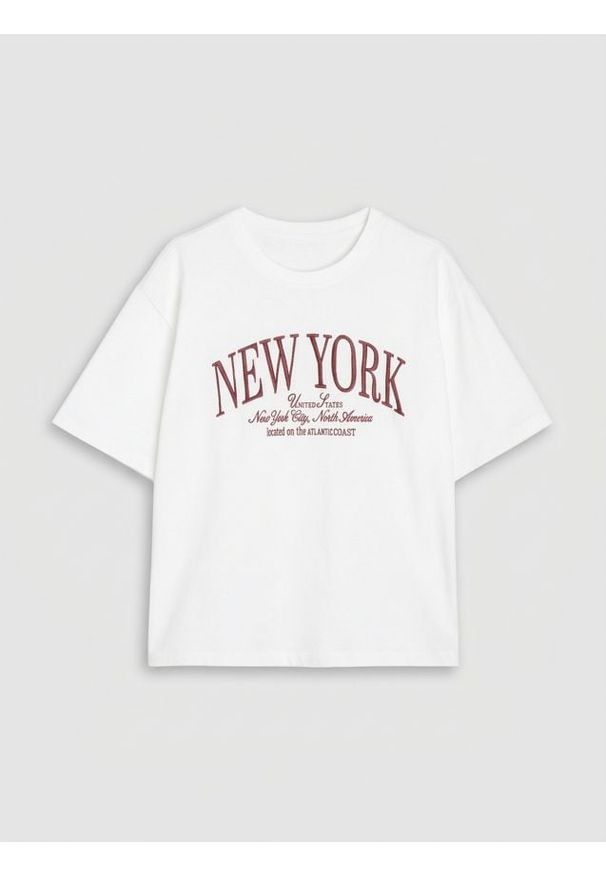Sinsay - Bawełniana koszulka z napisem New York - biały. Kolor: biały. Materiał: bawełna. Wzór: napisy