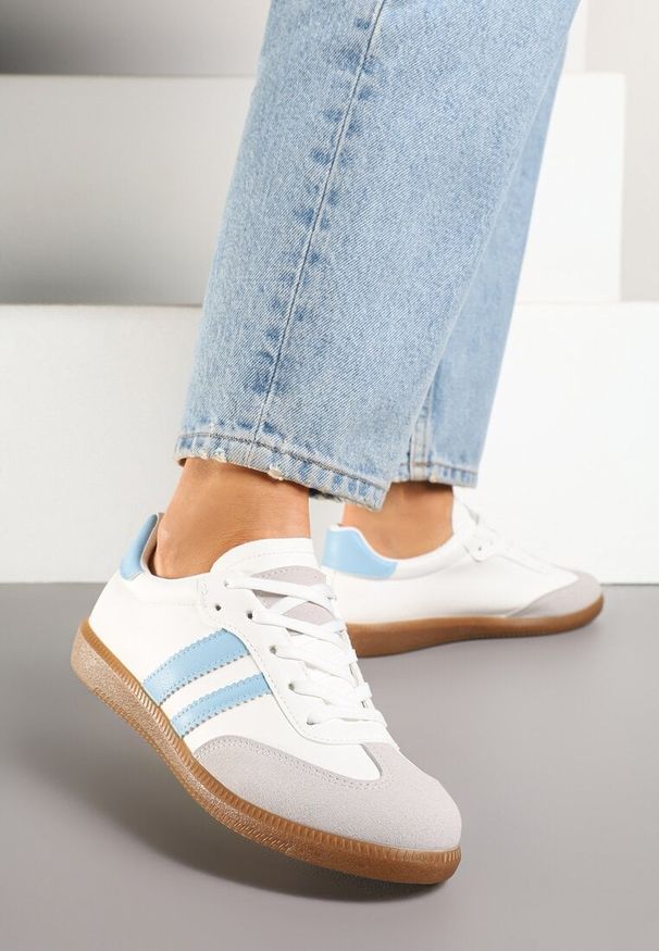 Born2be - Biało-Niebieskie Sneakersy w Typie Tenisówek Sportowych z Paskami na Boku Tenilsa. Okazja: na co dzień. Zapięcie: pasek. Kolor: biały. Sport: fitness