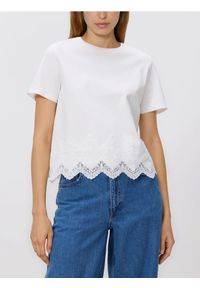 Reserved - T‑shirt z koronkową aplikacją - biały. Kolor: biały. Materiał: koronka. Wzór: aplikacja