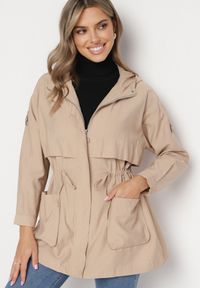 Born2be - Jasnobeżowa Kurtka Parka z Nieodpinanym Kapturem i Troczkiem w Pasie Mevarie. Okazja: na co dzień. Kolor: beżowy. Materiał: jeans. Wzór: aplikacja. Styl: casual, sportowy #1