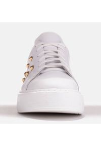 Marco Shoes Lekkie sneakersy ze złotymi ćwiekami białe. Kolor: biały #3