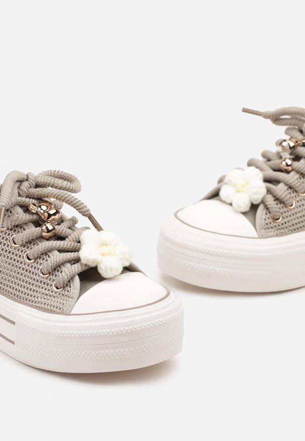 Born2be - Jasnoszare Ażurowe Trampki na Grubej Podeszwie z Ozdobami 3D Onivetta. Okazja: na co dzień. Kolor: szary. Materiał: jeans. Wzór: aplikacja, ażurowy. Styl: klasyczny, casual