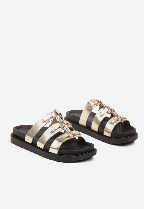 Born2be - Złote Klapki z Paskami i Metalicznymi Kołami Elefona. Okazja: na co dzień. Kolor: złoty. Wzór: aplikacja, paski. Styl: casual