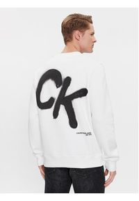 Calvin Klein Jeans Bluza Spray J30J324625 Biały Regular Fit. Kolor: biały. Materiał: syntetyk