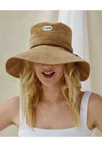 LESHKA - Brązowy kapelusz Velvet Bucket Hat. Kolor: brązowy. Wzór: aplikacja #3