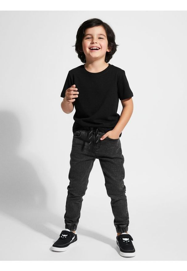 Sinsay - Jeansy jogger z efektem sprania - czarny. Kolor: czarny