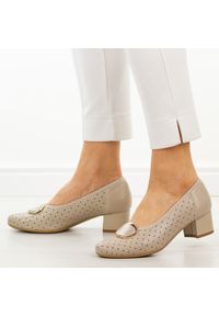 Beżowe ażurowe skórzane Polskie czółenka damskie Suzana 4512. Nosek buta: okrągły. Kolor: beżowy. Materiał: skóra. Szerokość cholewki: normalna. Wzór: ażurowy. Sezon: wiosna, lato. Styl: wizytowy, klasyczny, elegancki #1