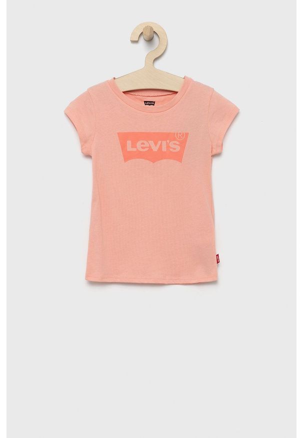 Levi's® - Levi's t-shirt bawełniany dziecięcy kolor różowy. Okazja: na spotkanie biznesowe, na co dzień. Kolor: różowy. Materiał: bawełna. Długość rękawa: krótki rękaw. Długość: krótkie. Wzór: nadruk. Styl: biznesowy, casual
