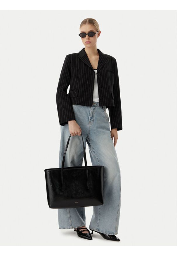 Calvin Klein Torebka Foil Logo Glossy LV04F3537G Czarny. Kolor: czarny. Materiał: skórzane