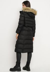 Born2be - Czarna Kurtka Pikowana Mocno Ocieplana z Kapturem z Futerkiem Gelirra. Okazja: na co dzień. Typ kołnierza: kaptur. Kolor: czarny. Materiał: futro. Długość rękawa: długi rękaw. Długość: długie. Styl: casual, elegancki #4