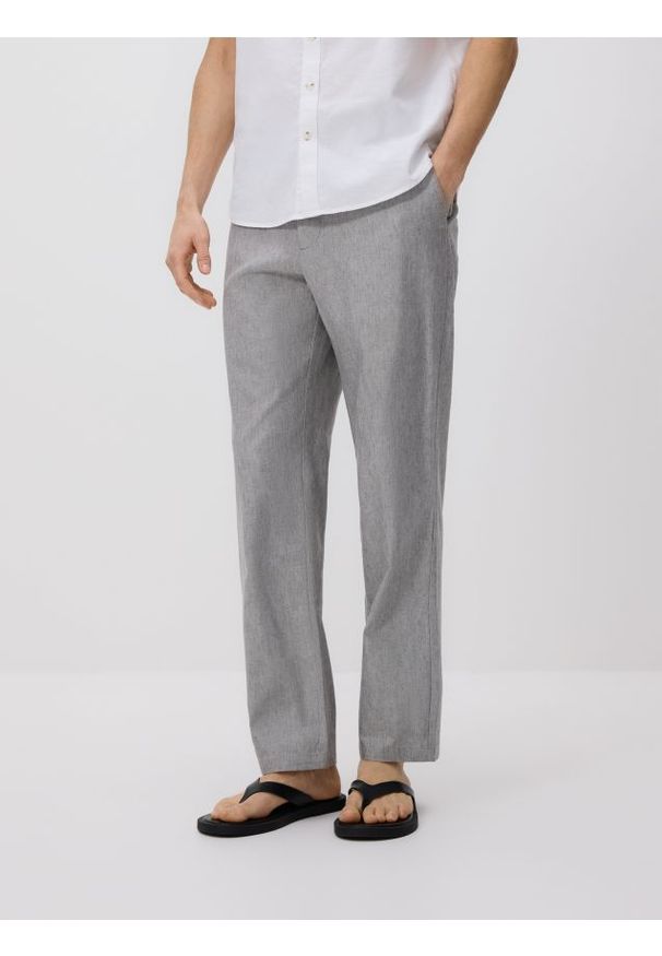 Reserved - Spodnie chino regular z lnem - jasnoszary. Kolor: szary. Materiał: len