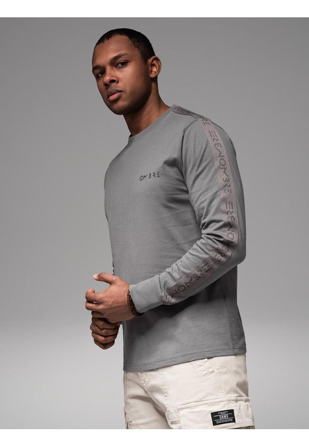 Ombre Clothing - Męski bawełniany longsleeve U-neck z lampasami i nadrukiem na piersi – szary V5. Kolor: szary. Materiał: bawełna. Długość rękawa: długi rękaw. Wzór: nadruk. Styl: klasyczny, sportowy