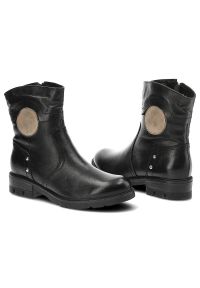 Czarne Botki Karino Damskie Wygodne Buty. Okazja: na co dzień. Zapięcie: zamek. Kolor: czarny. Szerokość cholewki: normalna. Materiał: skóra. Sezon: zima, jesień. Obcas: na obcasie. Styl: casual. Wysokość obcasa: średni #5