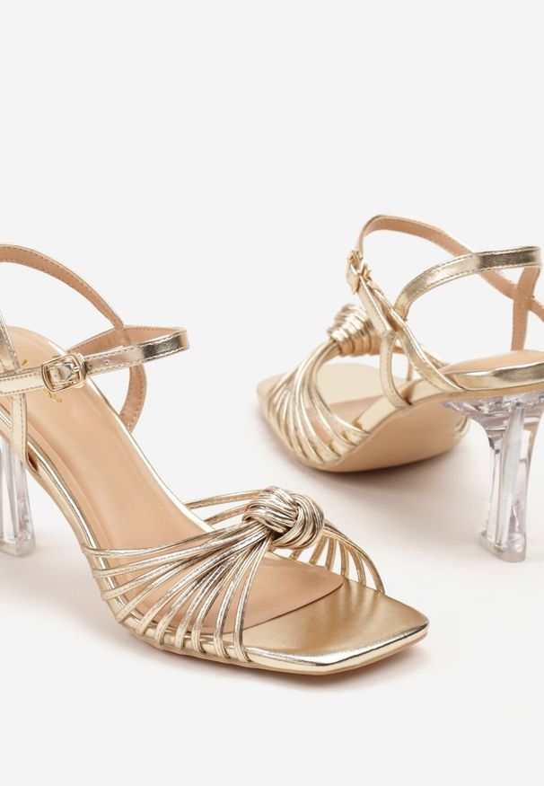 Born2be - Złote Sandały Vices na Przezroczystym Obcasie Ozdobione Supełkiem Saridevi. Okazja: na co dzień. Zapięcie: sprzączka. Kolor: złoty. Materiał: jeans. Wzór: aplikacja. Obcas: na obcasie. Styl: casual, elegancki. Wysokość obcasa: średni