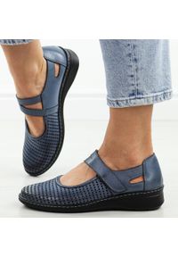 DEONI - Granatowe ażurowe skórzane Polskie półbuty damskie Deoni D125A. Okazja: na co dzień, na spacer. Zapięcie: rzepy. Kolor: niebieski. Materiał: skóra. Szerokość cholewki: normalna. Wzór: ażurowy. Sezon: wiosna, lato. Styl: casual, elegancki #1
