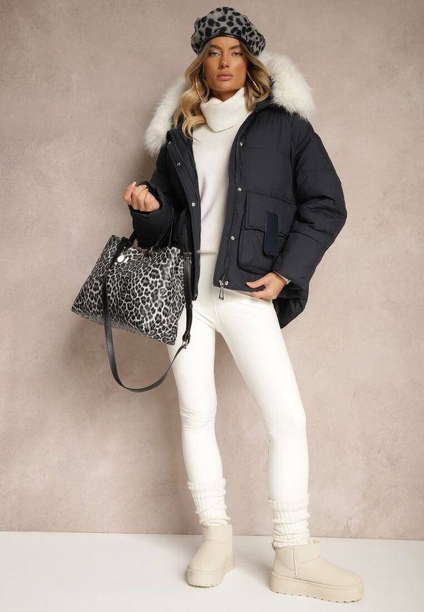 Renee - Granatowa Kurtka z Kieszeniami i Odpinanym Kołnierzem z Futerka Nomilaine. Okazja: na co dzień. Kolor: niebieski. Materiał: futro. Długość rękawa: długi rękaw. Długość: długie. Styl: casual